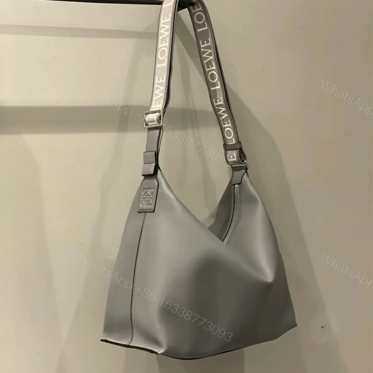 View 15 of 高仿Loewe*Cubi系列1640小牛皮斜挎包瀝青灰大號免檢版