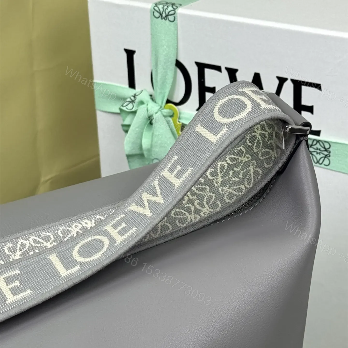 View 11 of 高仿Loewe*Cubi系列1640小牛皮斜挎包瀝青灰大號免檢版