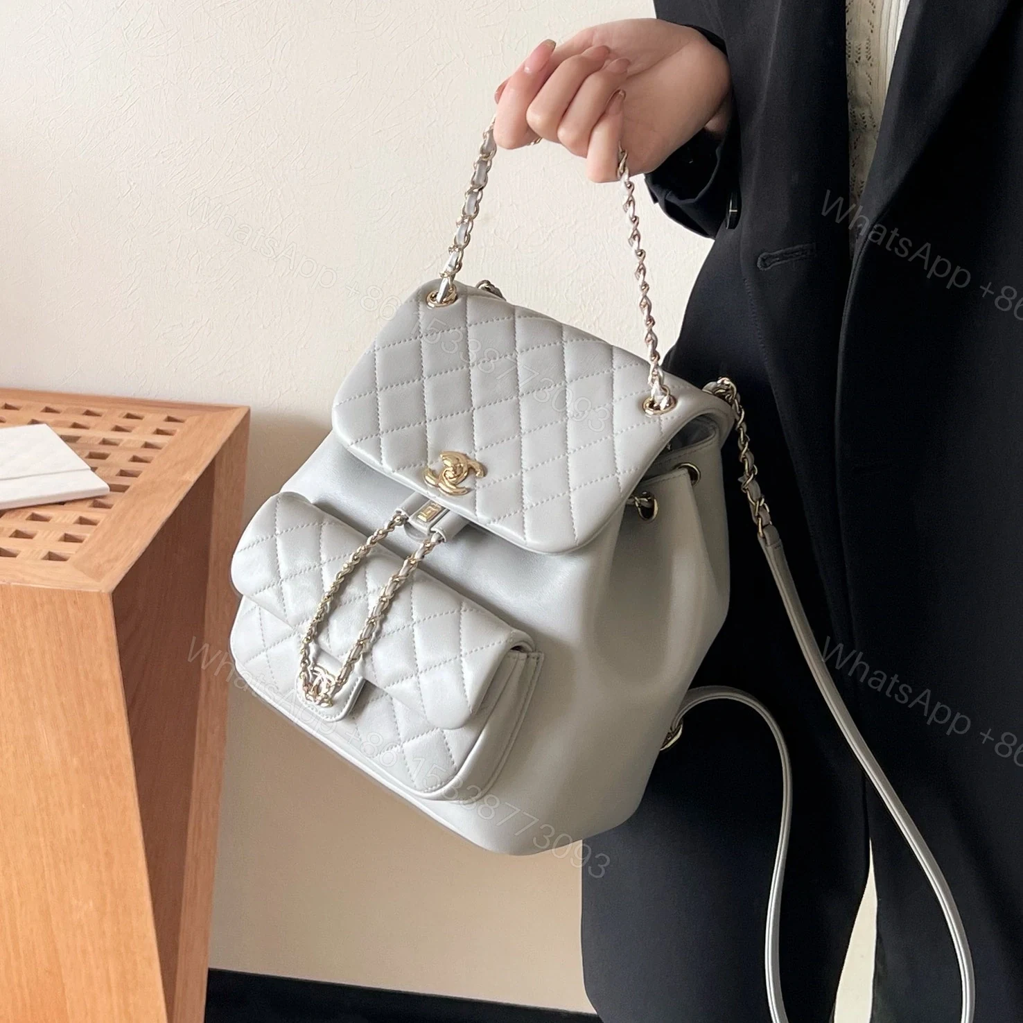View 15 of 高仿Chanel*24K系列AS2908小牛皮淡灰雙肩包大號免檢版