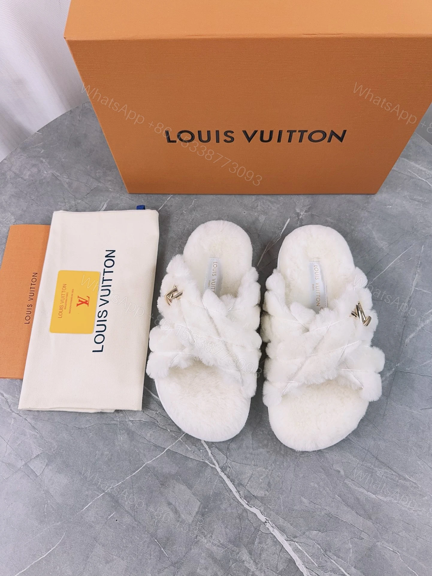 LV 高仿毛絨交叉拖鞋 白色款 舒適百搭 — view 1