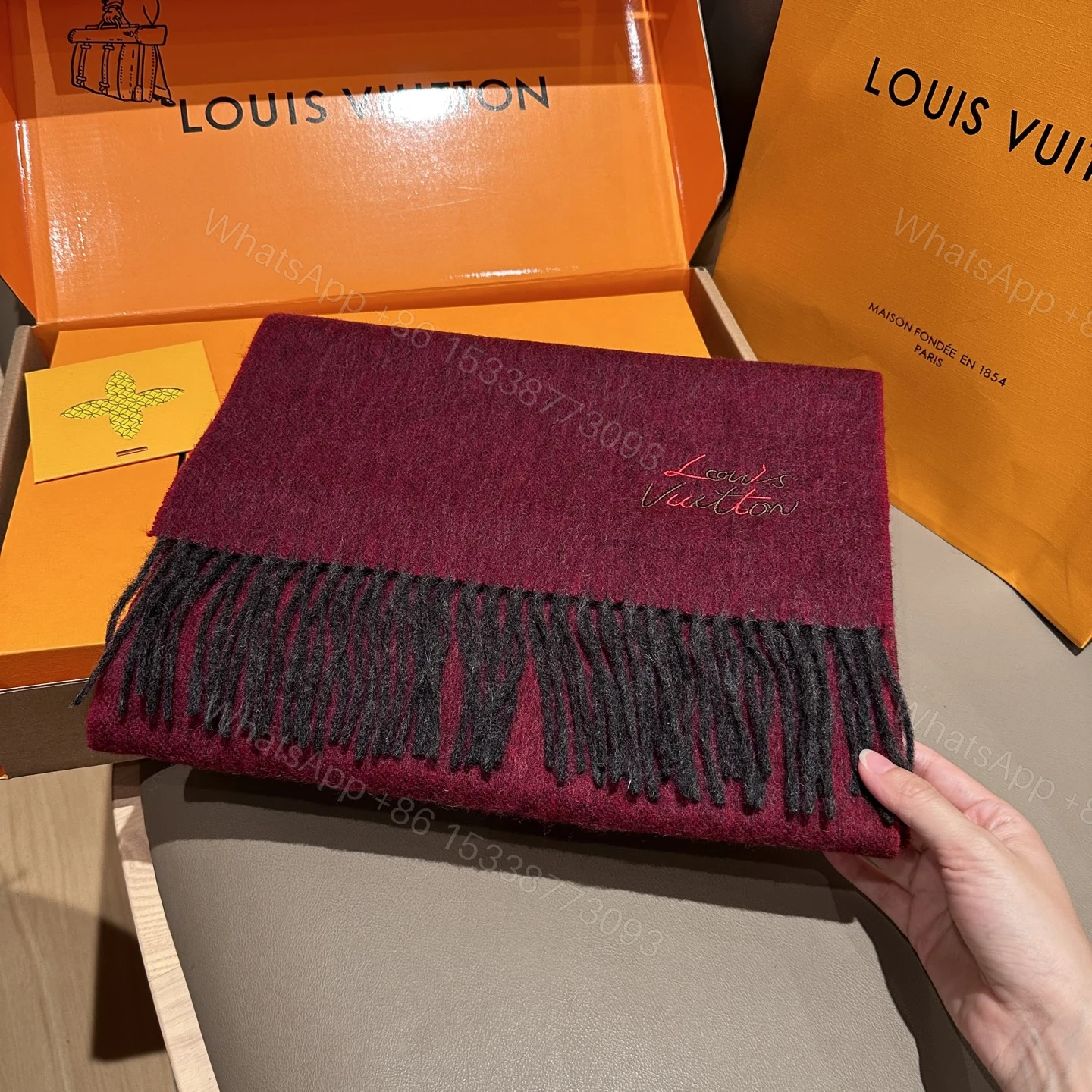 LV 精品仿製圍巾 紅棕拼接設計 保暖質感款 — view 1