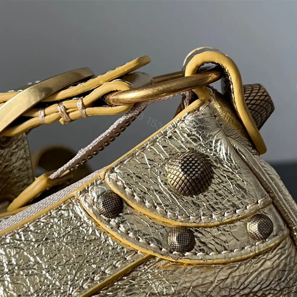 View 12 of 高仿Balenciaga*LeCagole系列餃子包金色XS