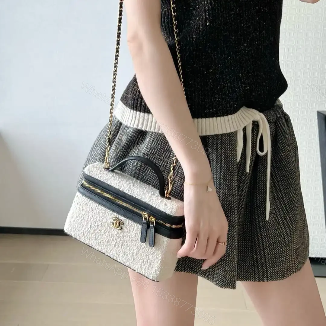 View 20 of 高仿Chanel*26M系列AP5164軟呢拼皮化妝包黑白色免檢版