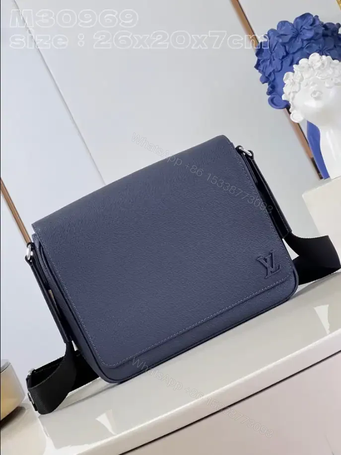 View 2 of LOUIS VUITTON DISTRICT PM – LBV408