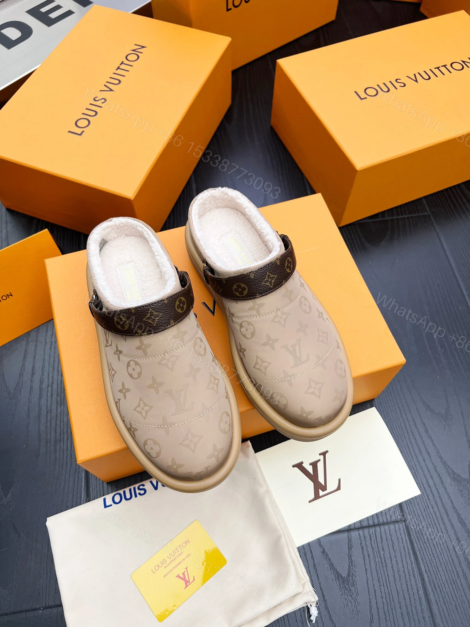 LV 精品仿製羊羔絨穆勒鞋 卡其Monogram拼接款 — view 1