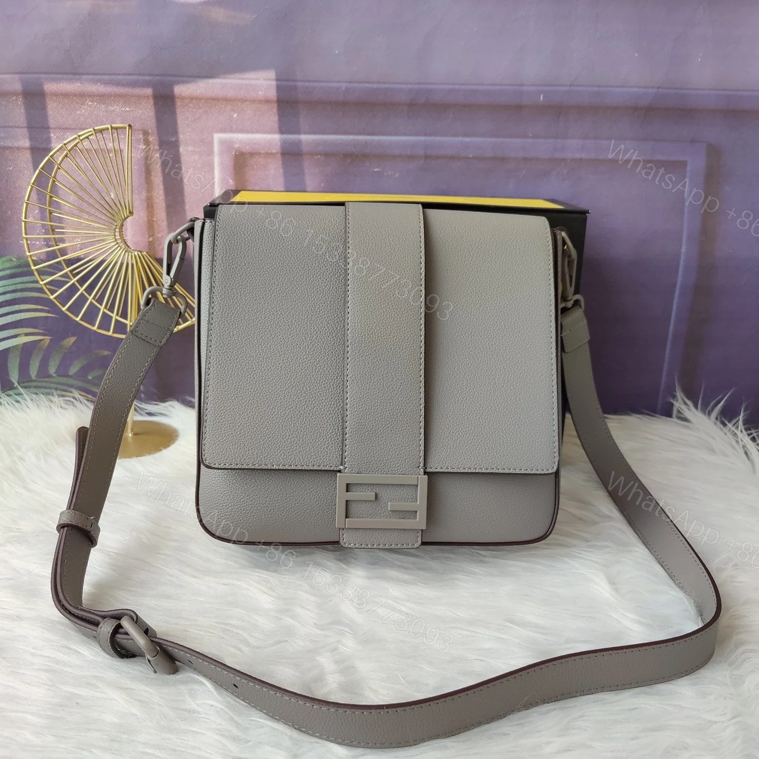 Fendi 復刻Baguette FF壓紋皮革法棍包 灰色單肩斜背款 — view 1