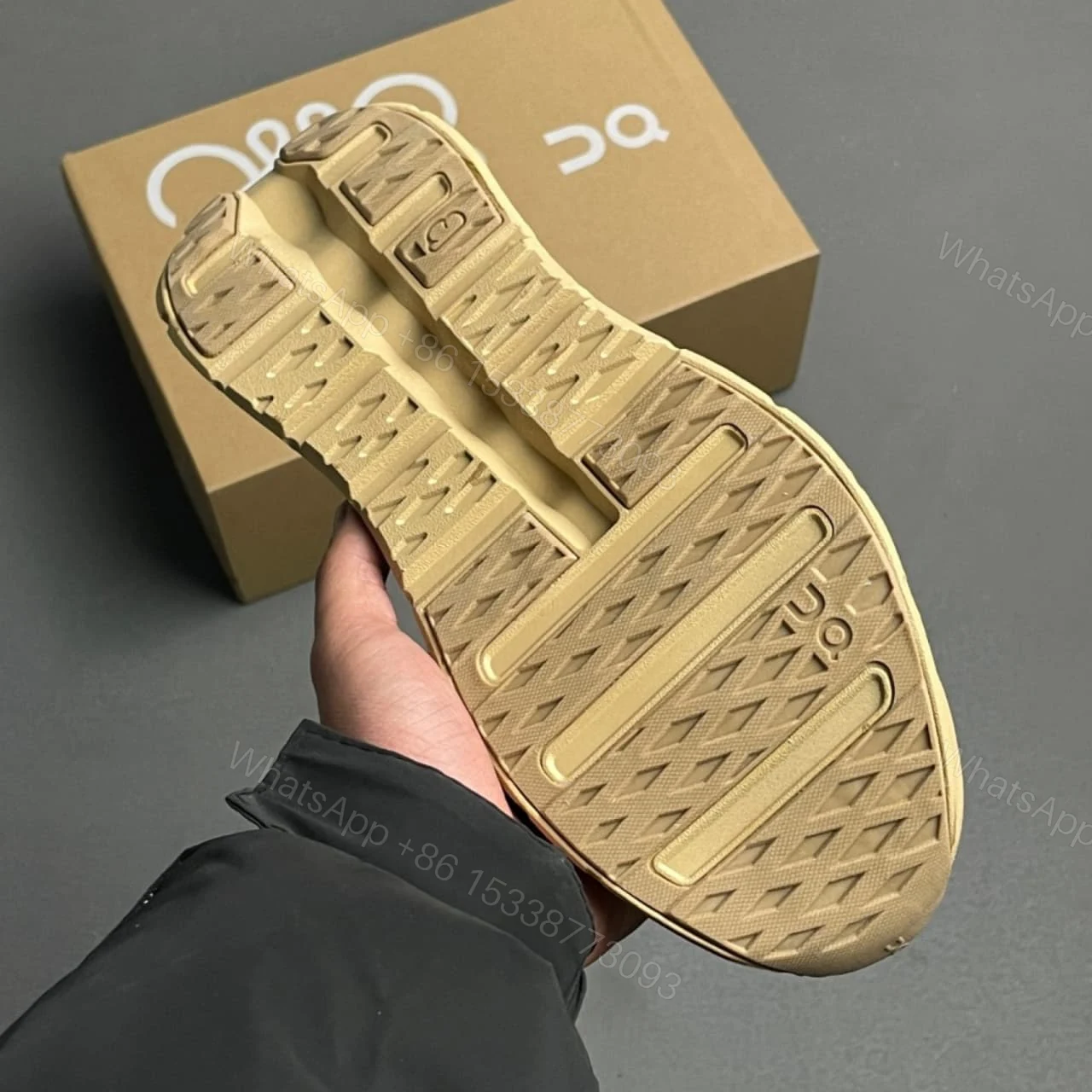 View 15 of FIRST COPY ON RUNNING X LOEWE CLOUDTILT