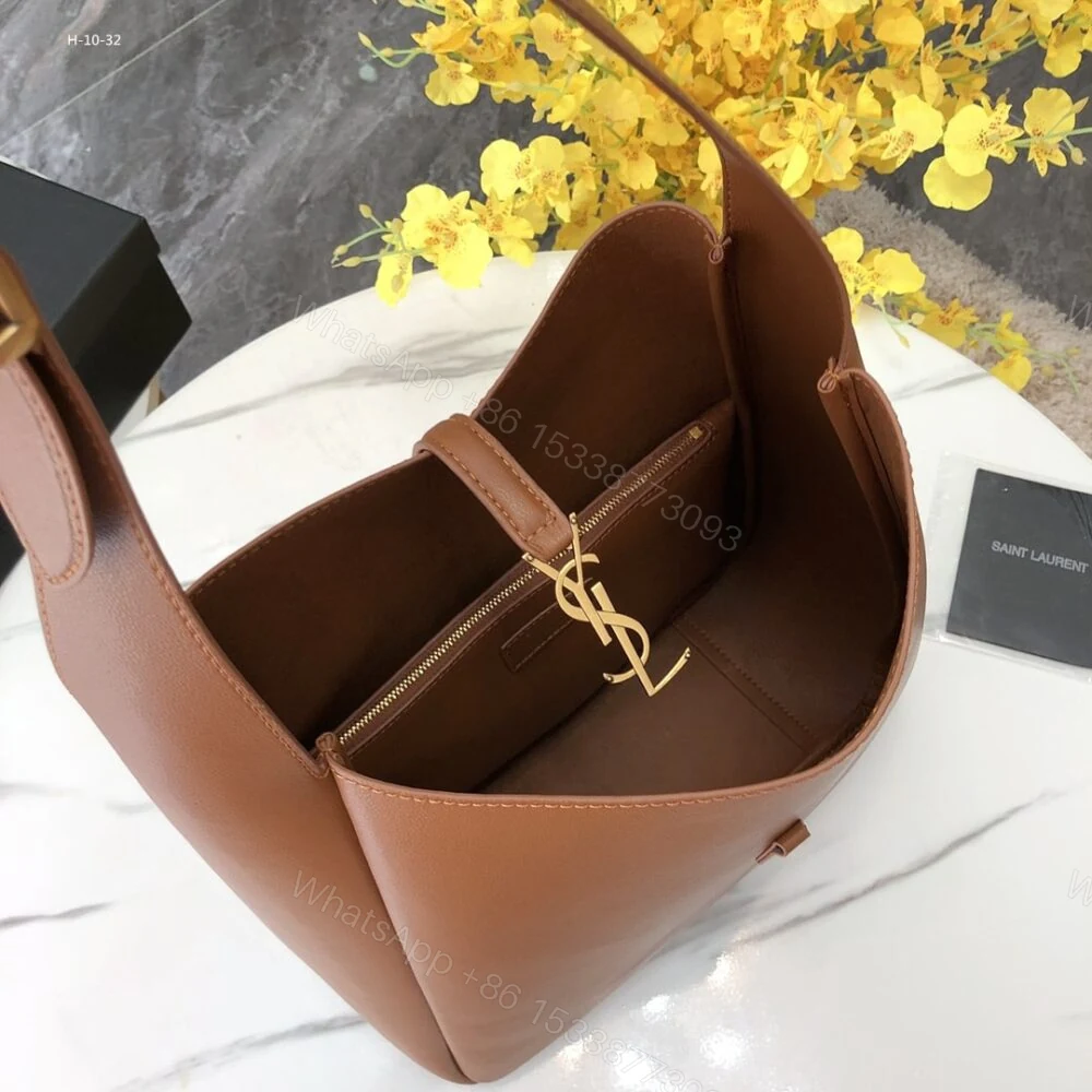 View 4 of Louis Vuitton Le 5 À 7 Supple Large In Grained Brown 31Cm 713938AAAUQ2536