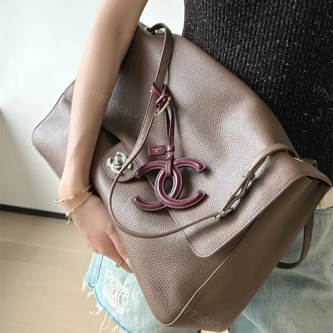 View 25 of 高仿Chanel*26S系列AS6233粒面小牛皮翻蓋包淺棕色超大號免檢版