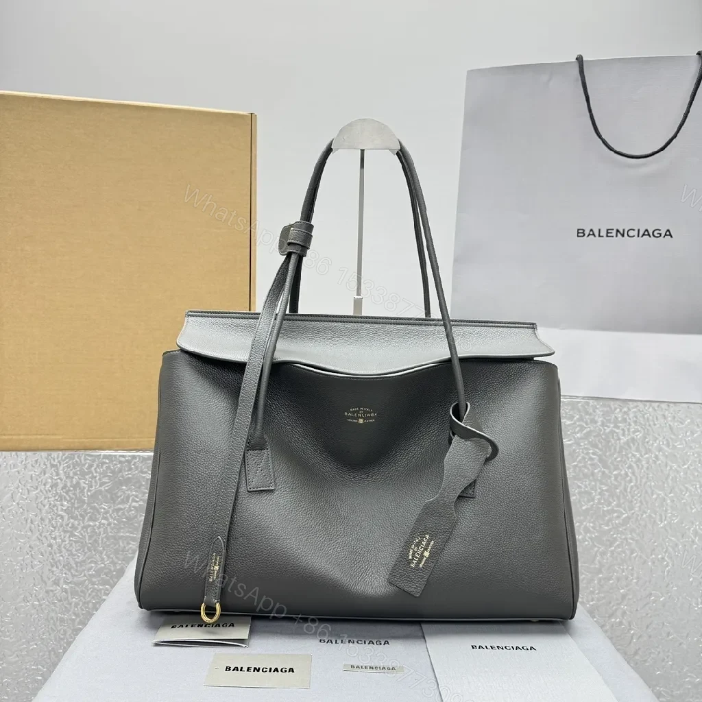 Two-Tone Leather Tote: Structured, Everyday Chic, Top-Handle Bag — view 1