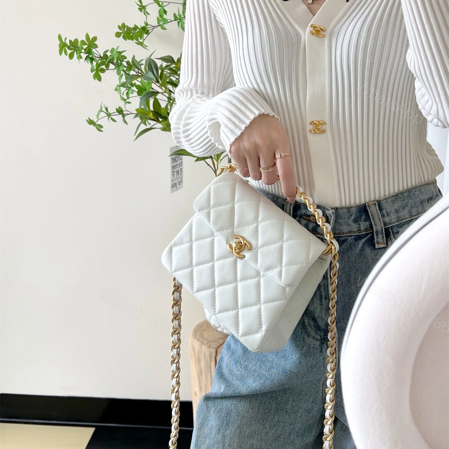 View 23 of 高仿Chanel*24S系列AS4472白色球紋牛皮單肩包免檢版