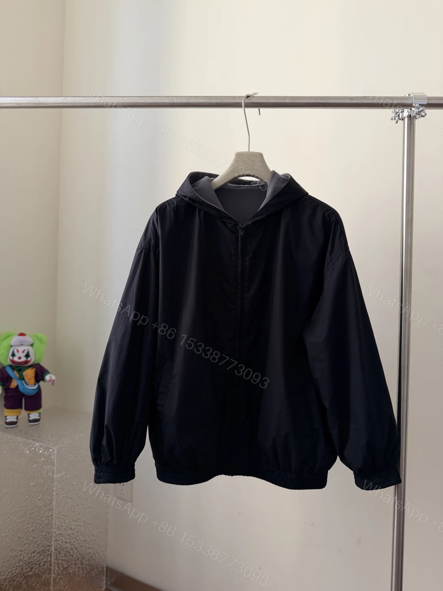 Balenciaga 原單連帽外套男款 黑色素面設計 防風實穿必備 — view 1