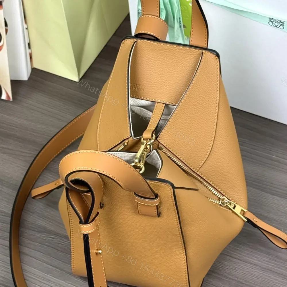 View 7 of 高仿Loewe*Hammock系列5542粒面小牛皮吊床手袋焦糖色小號免檢版