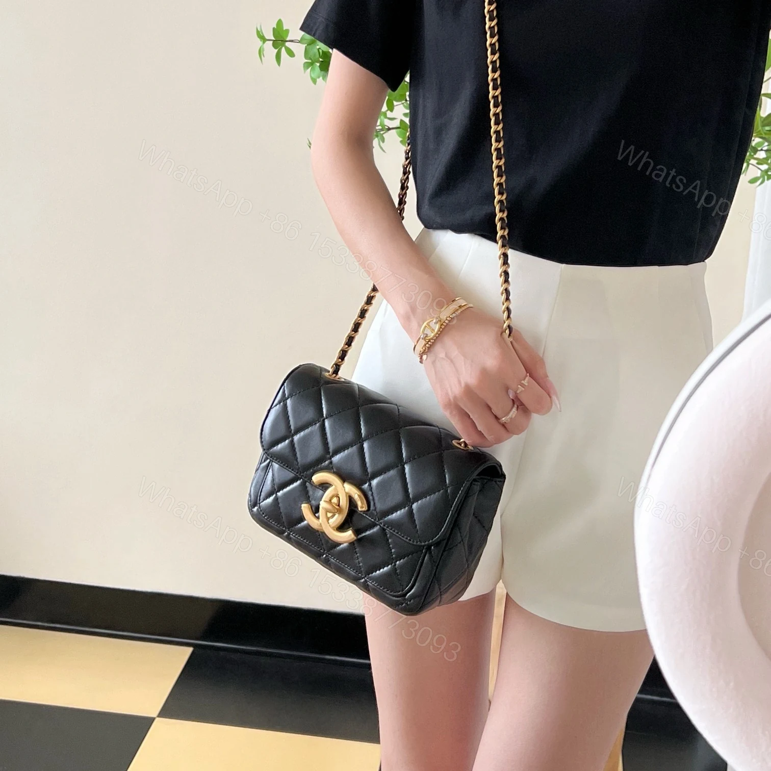 View 20 of 高仿Chanel*24B系列AS5026小羊皮口蓋包黑色免檢版