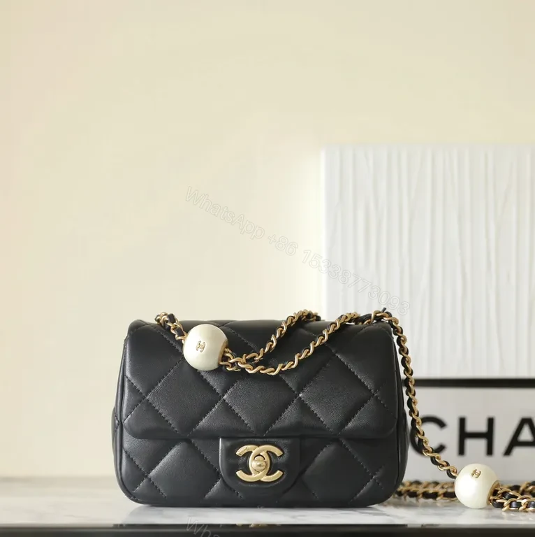 Chic Quilted Chain Bag: Timeless Luxury for All-Day Style — view 1