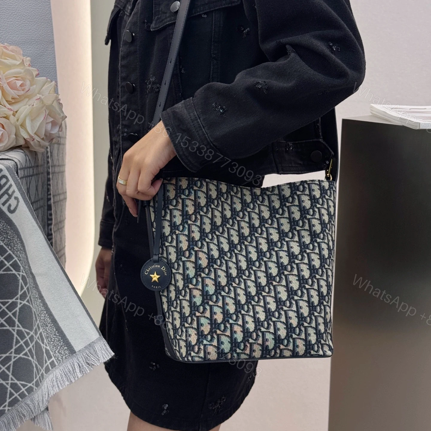 View 18 of 高仿Dior*Star系列M2854M928印花水桶包藍色小號免檢版