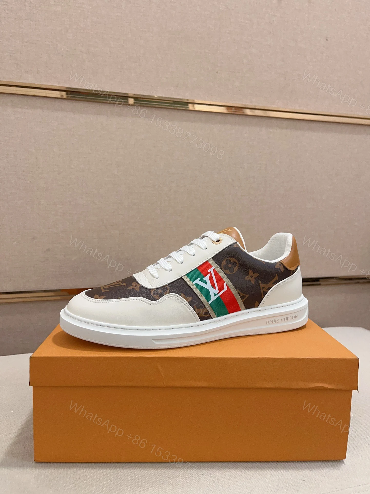 LV 精品仿製 Monogram拼接休閒鞋 經典設計 — view 1