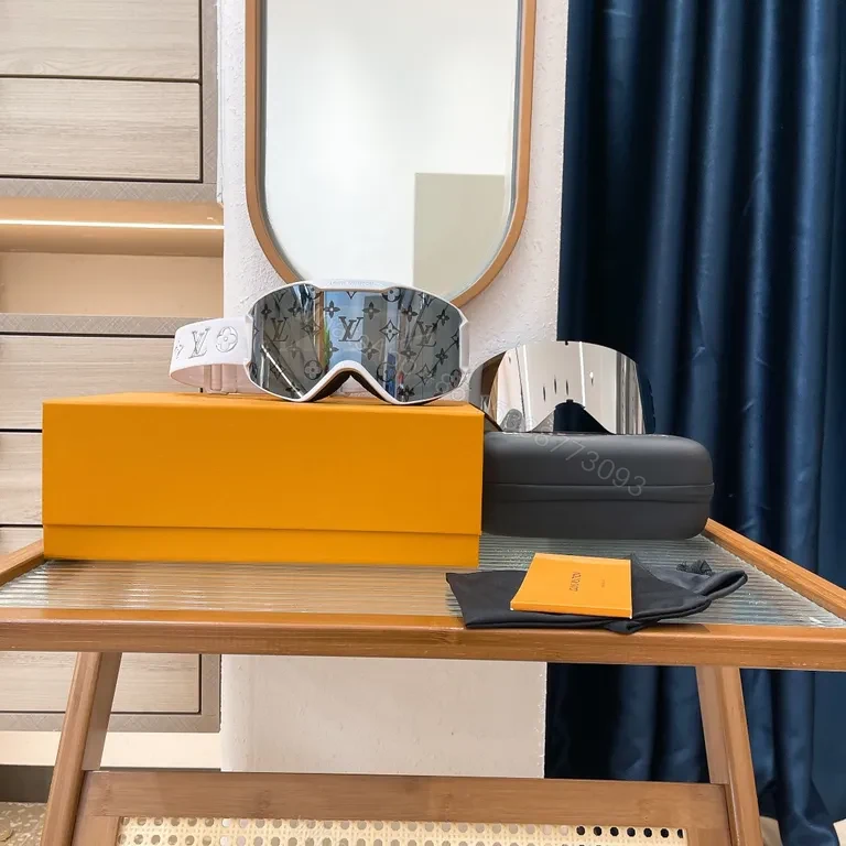 LV Luxe Ski Goggles: Protective Lens, All-Day Comfort — view 1