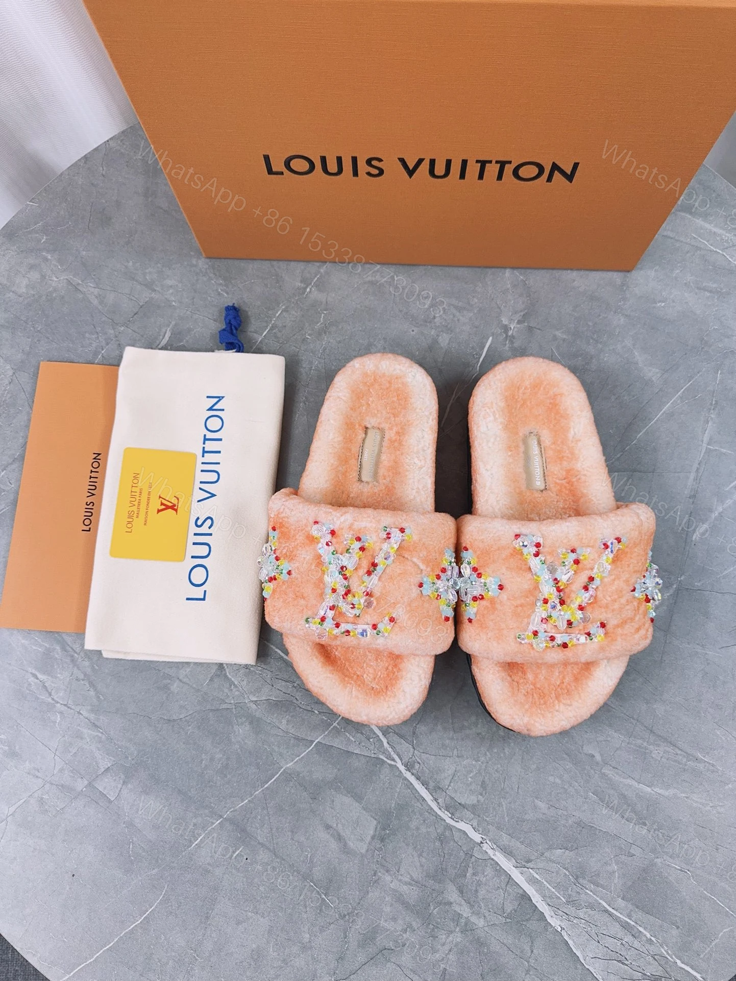 LV 精品毛絨拖鞋 橘色亮片刺繡款 — view 1