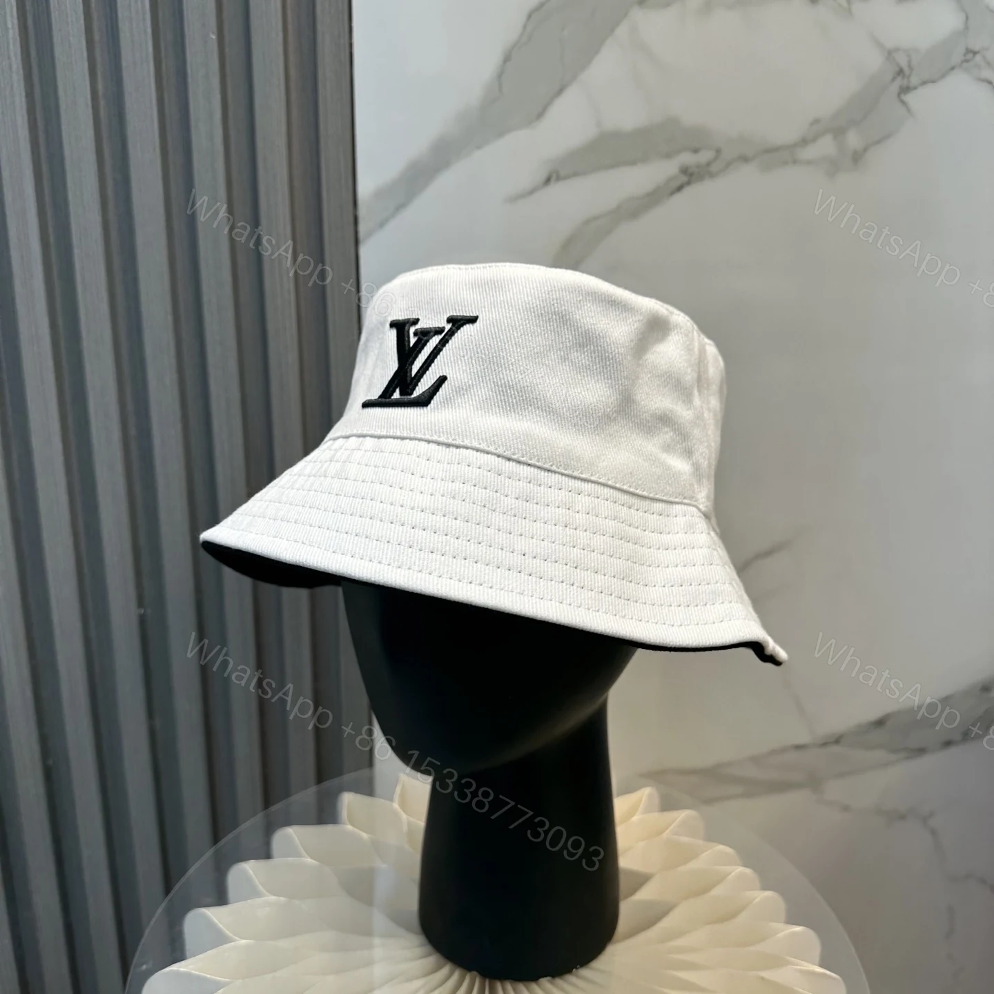 高仿LV 白色刺繡Logo 漁夫帽 — view 1