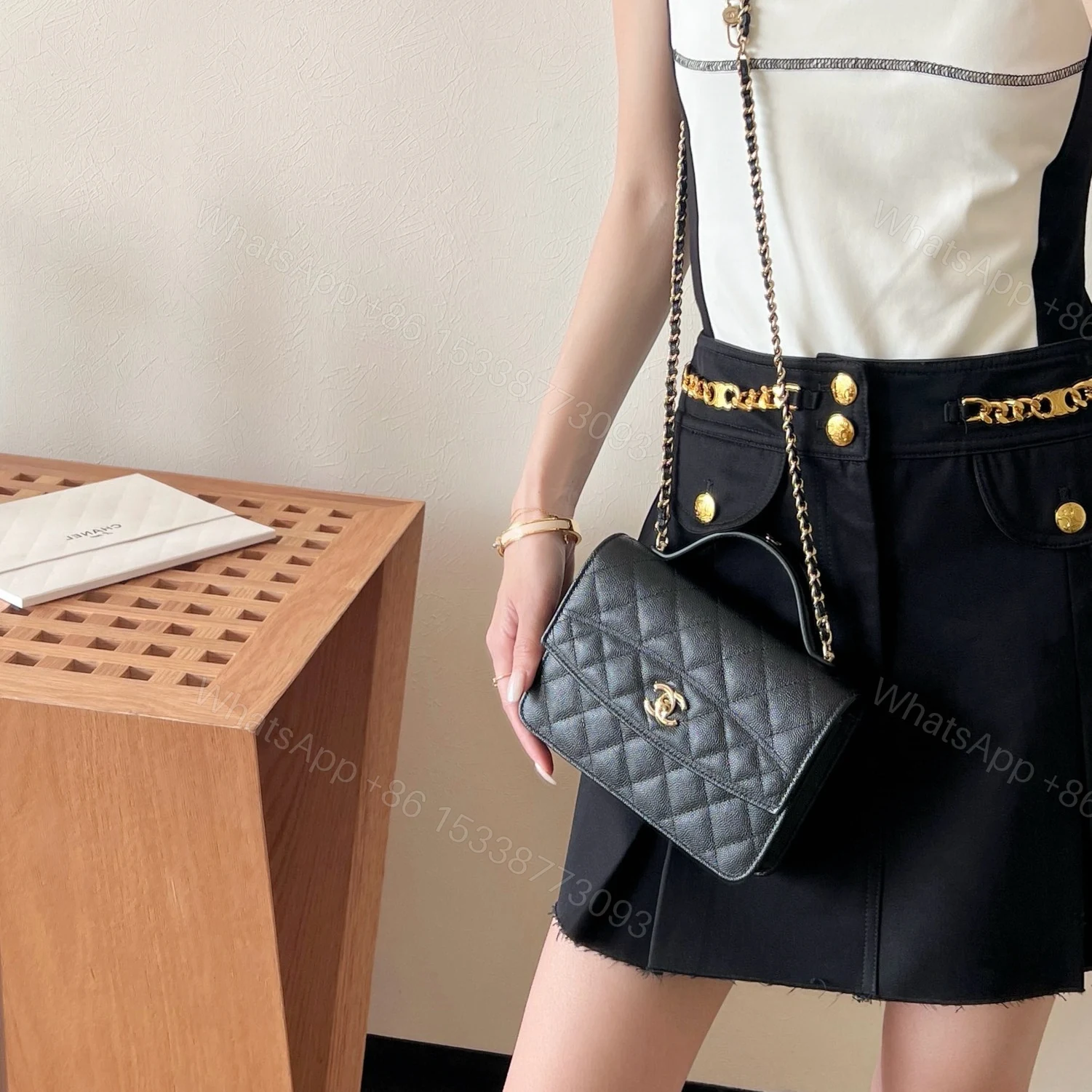 View 18 of 高仿Chanel*25C系列AS4406小球紋牛皮郵差包黑色免檢版