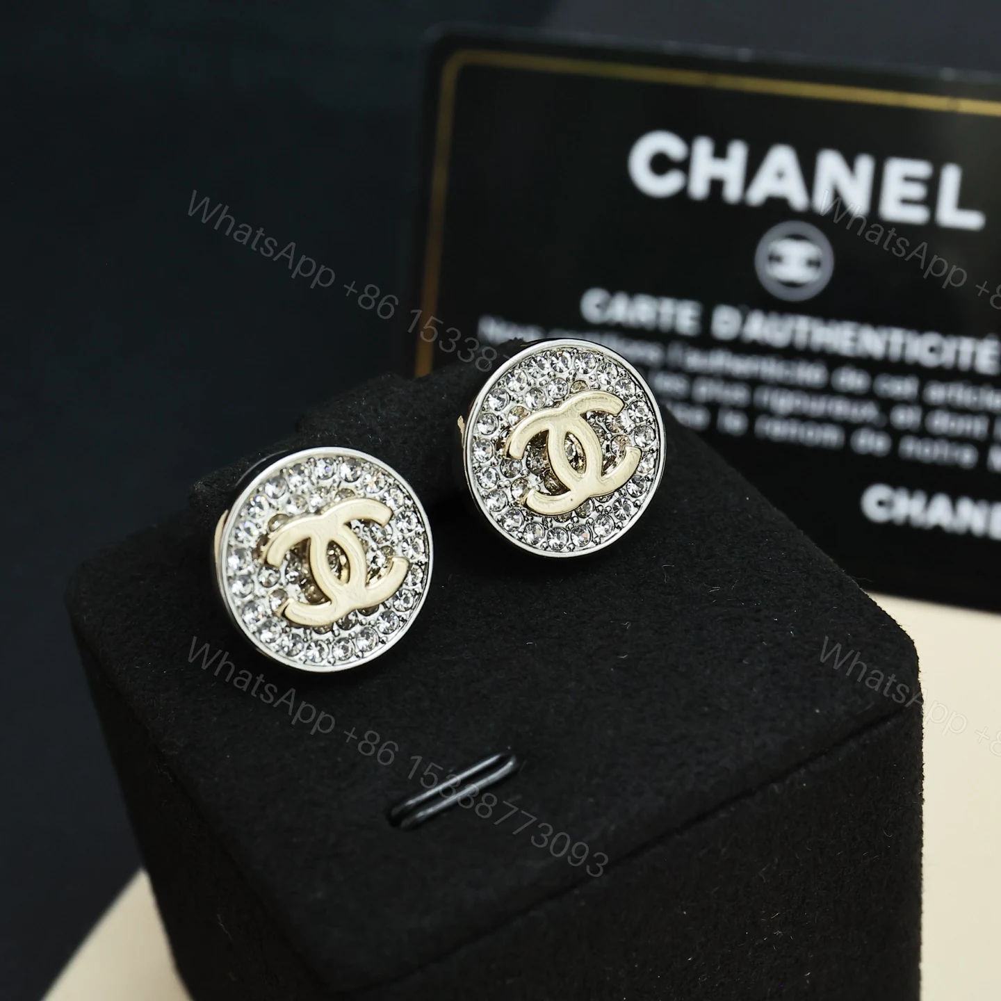 Chanel 高仿 女款圓形滿鑽雙C耳環 氣質百搭輕奢風 — view 1