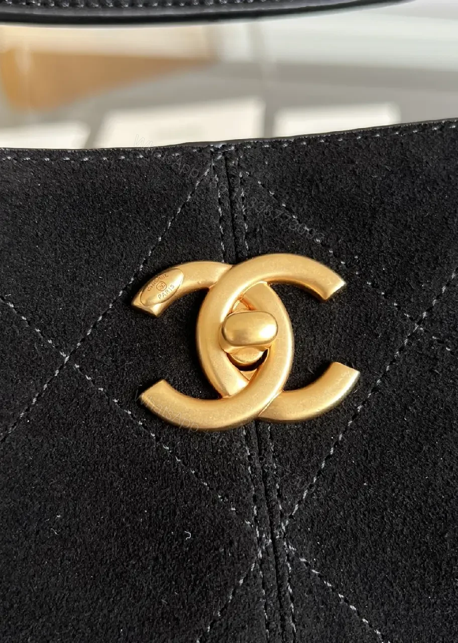 View 13 of Quilted Gold-Chain Shoulder Bag: Elegant Everyday Luxury