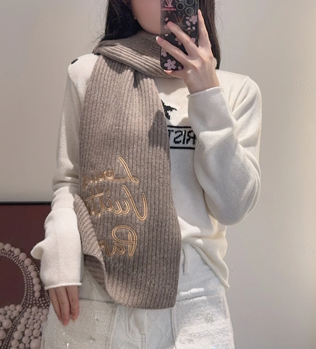 LV A貨女款焦糖棕刺繡圍巾 羊毛質感溫潤色系氣質滿分 — view 1