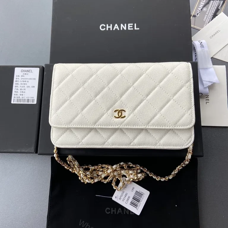 Chic Quilted Crossbody: Gold-Chain Luxury Bag — view 5