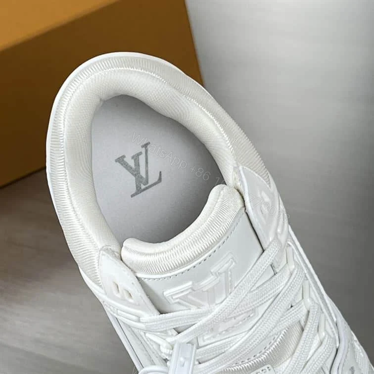 View 4 of LOUIS VUITTON SNEAKER – LSVT305