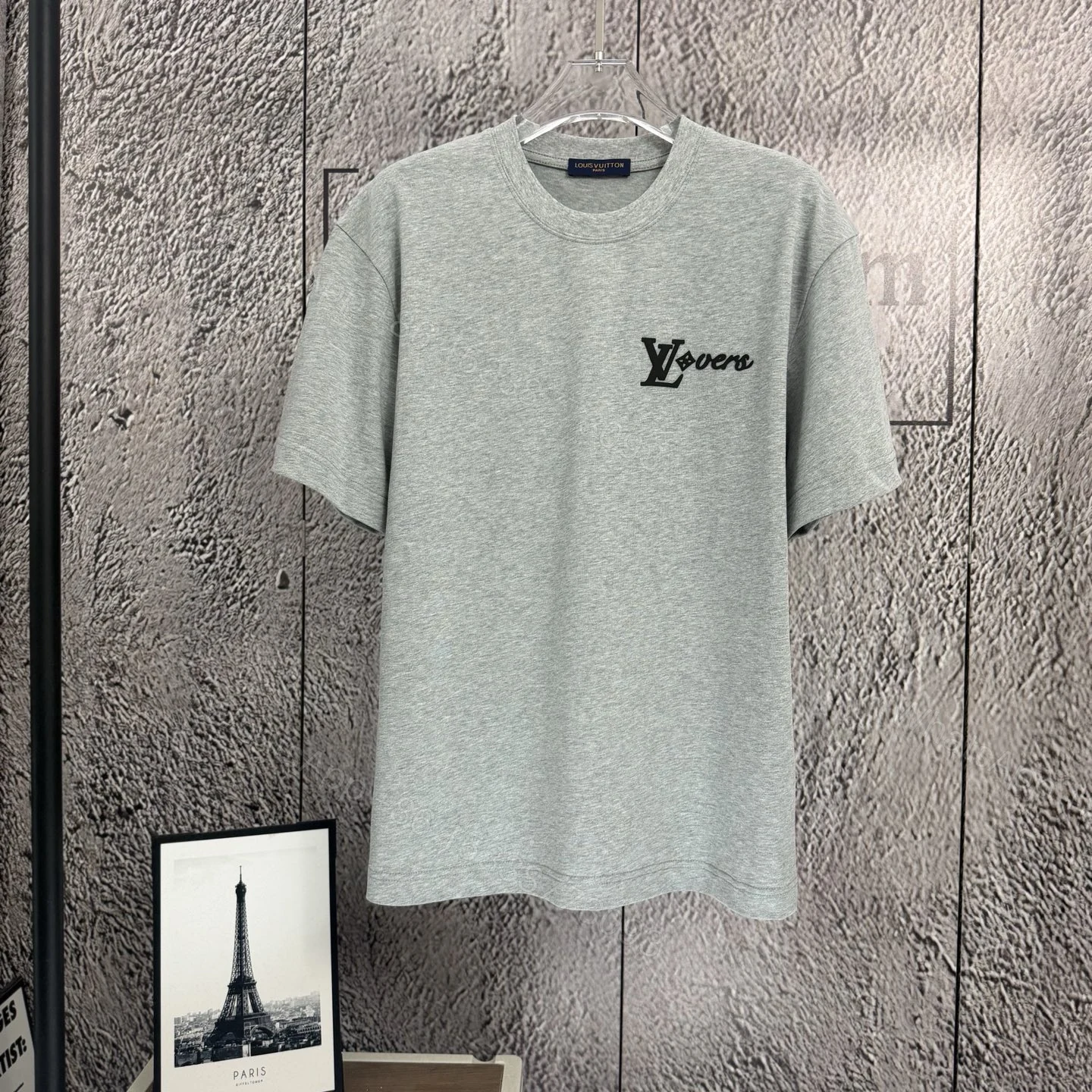 LV 高仿 男款 小字母刺繡短袖T恤 簡約質感款 — view 1