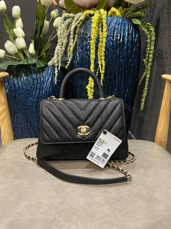 Chanel-Inspired Quilted Leather Bag: Compact Luxury Crossbody — view 1