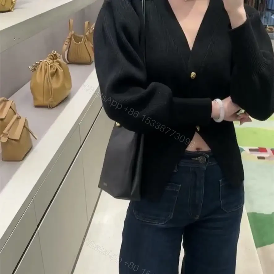 View 18 of 高仿Loewe*Pebble系列1100小牛皮斜跨包黑色免檢版