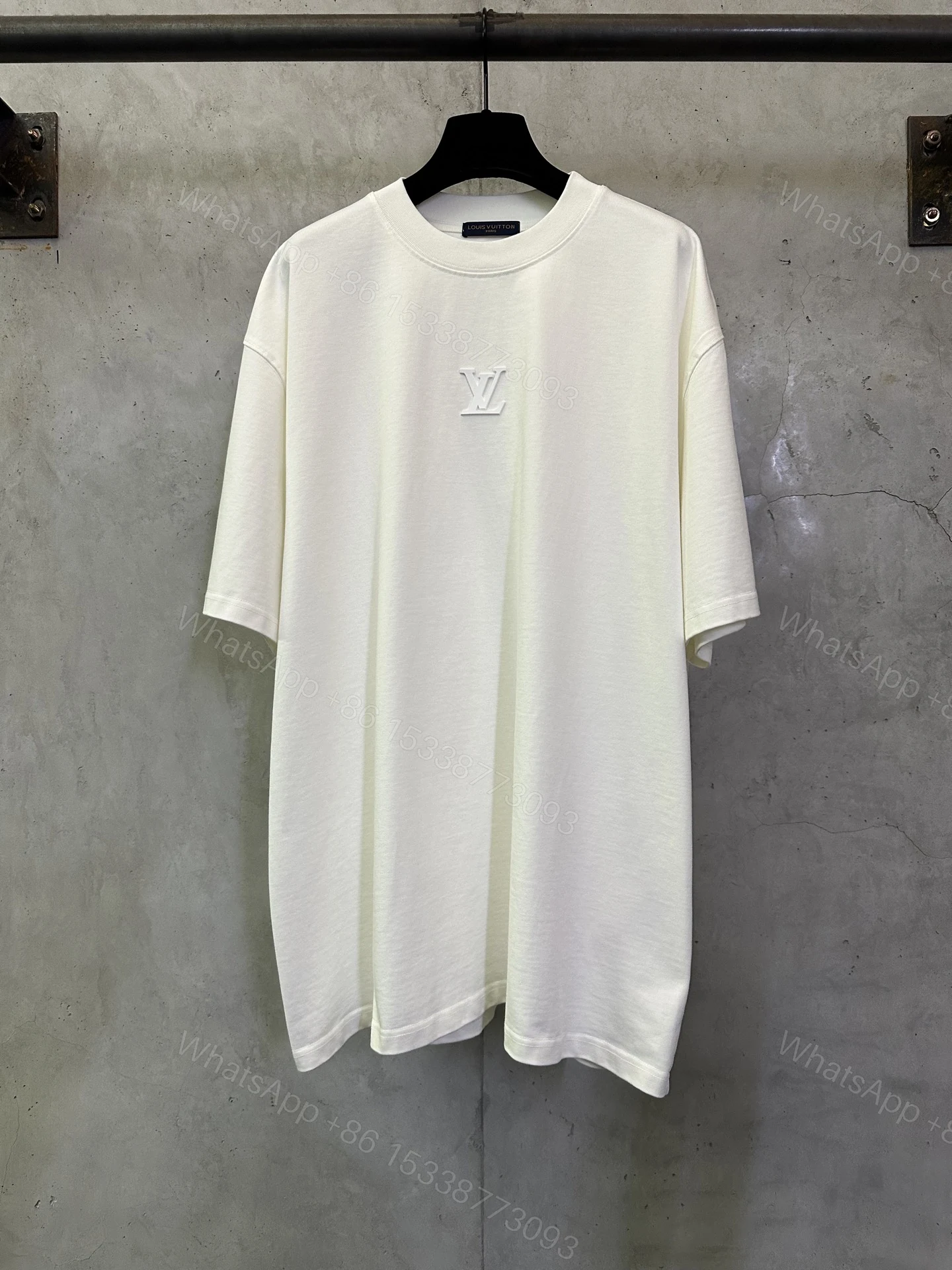 LV 高仿 男款 浮雕Logo短袖T恤 極簡質感休閒款 — view 1