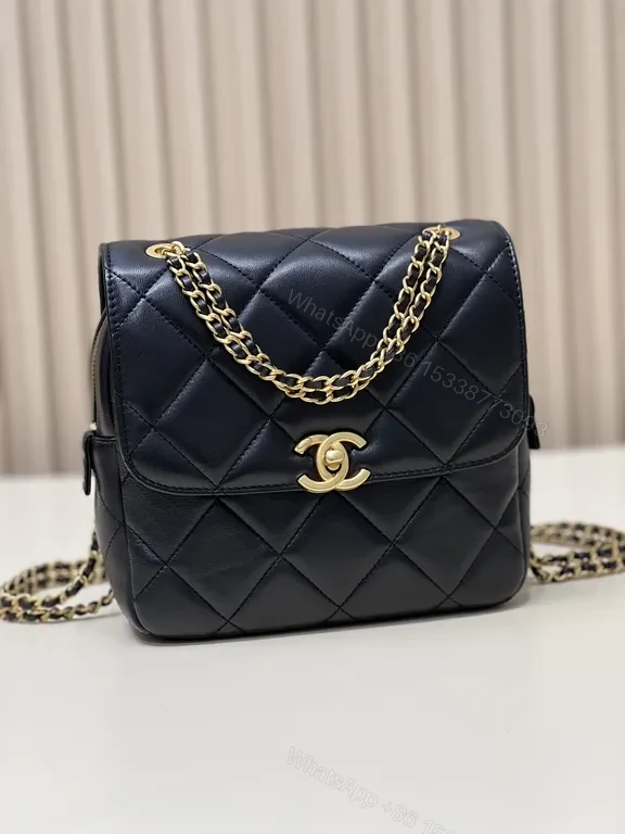 Chic Quilted Leather Crossbody: Luxury, Practicality, Timeless Style — view 1