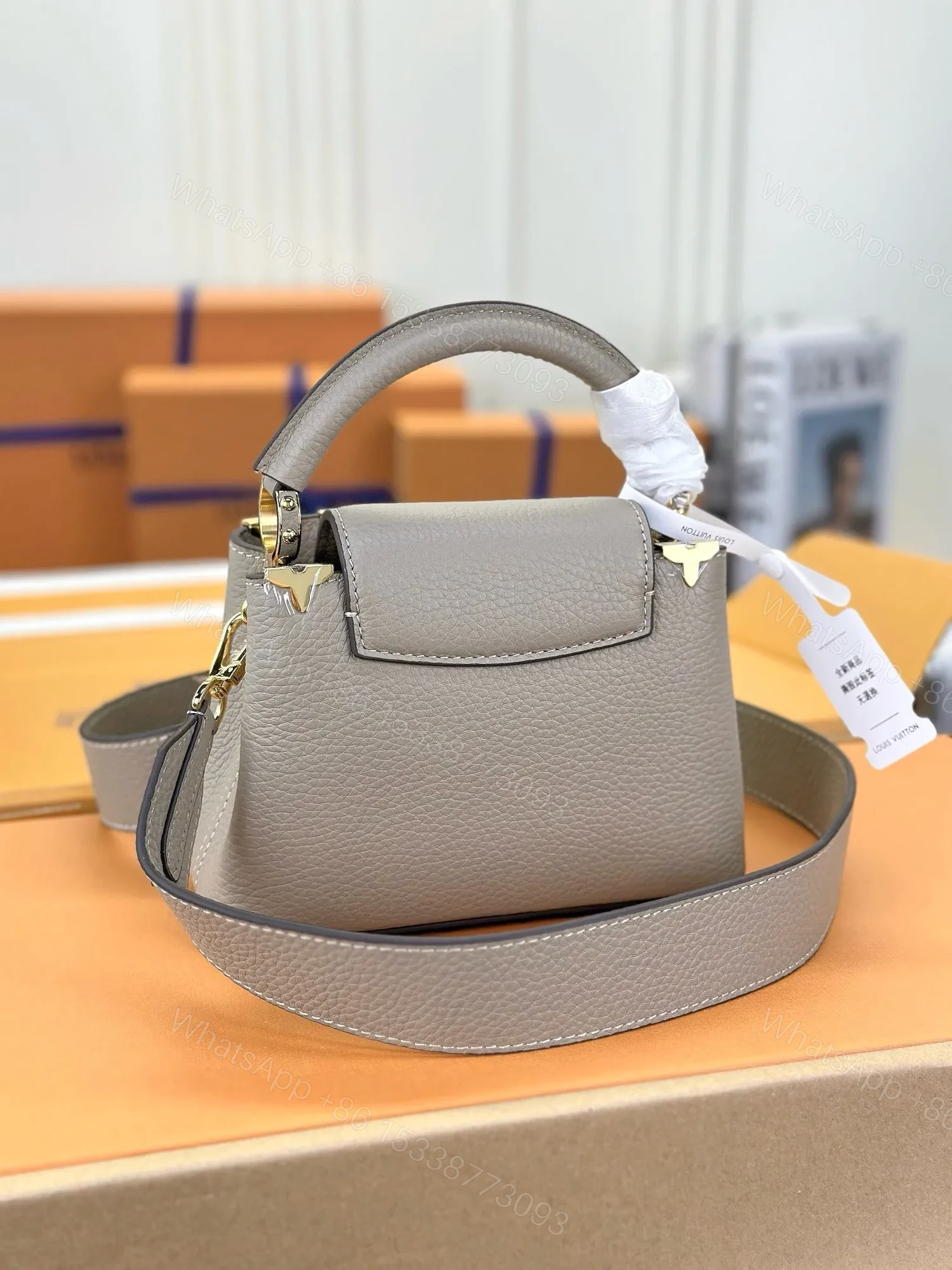 View 7 of Louis Vuitton LV Capucines Lock Gold Handbags Cowhide Leather 21cm