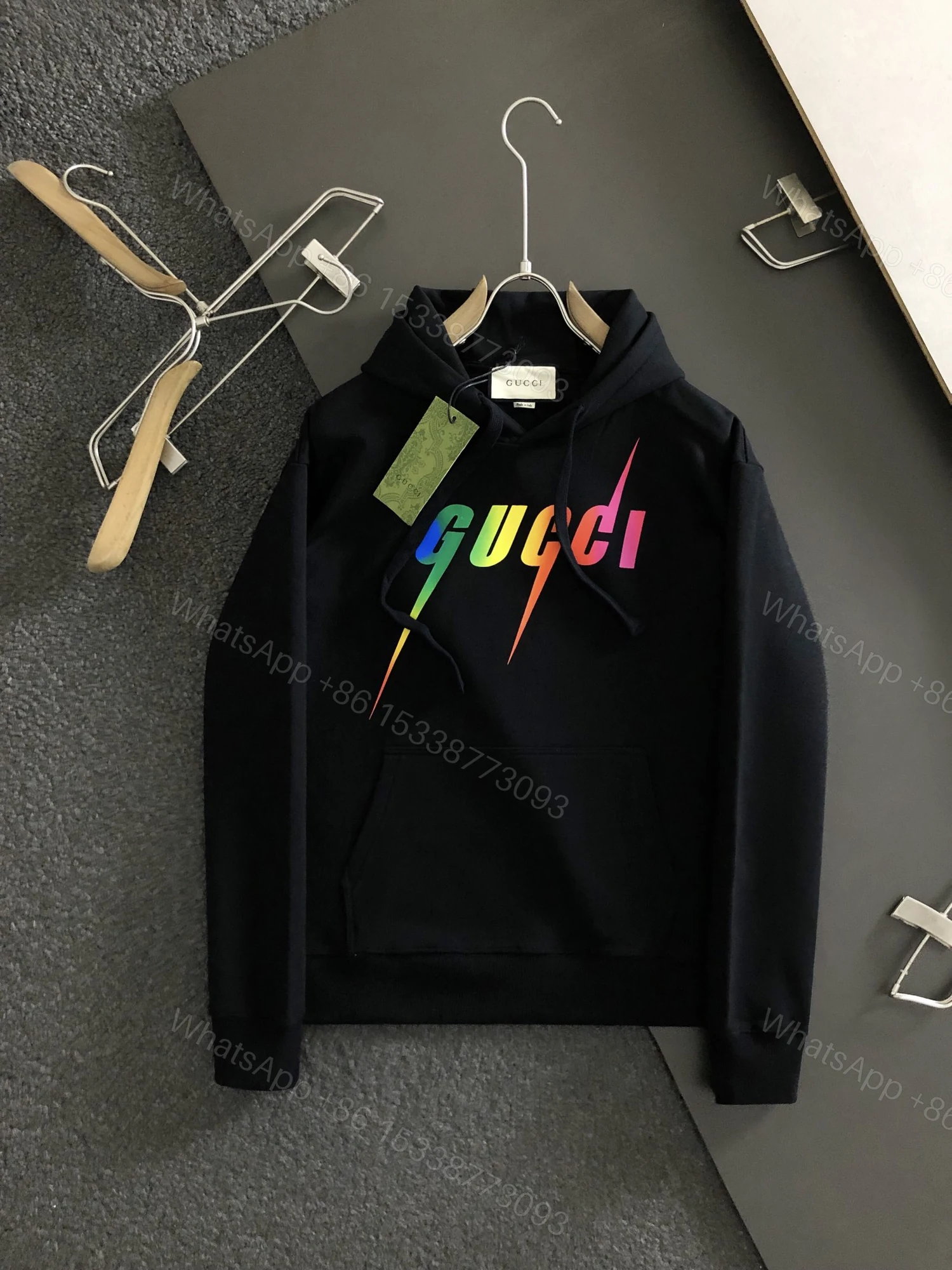 Gucci一比一男款黑色彩虹字樣連帽衛衣 彩標字體展現潮流個性 — view 1