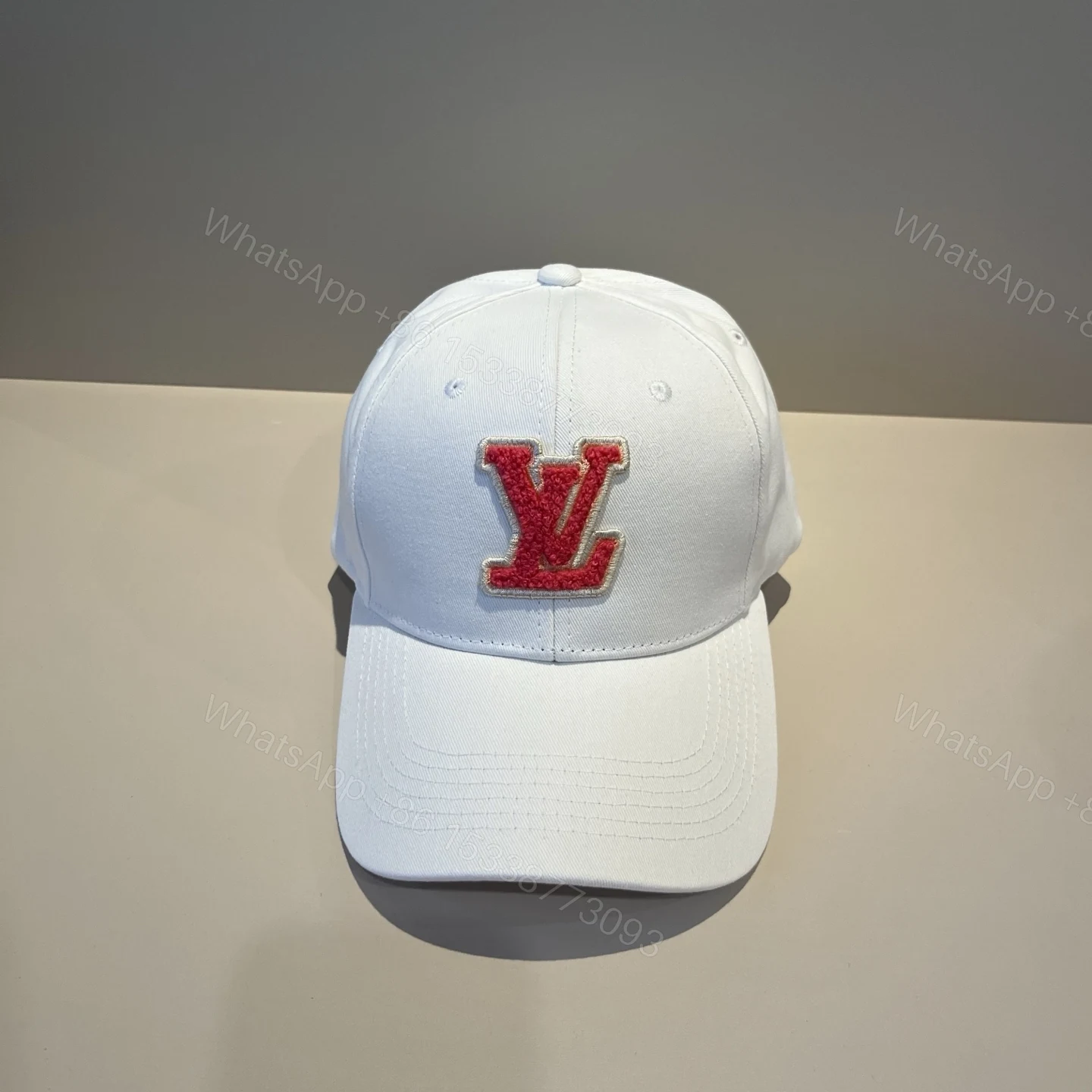 LV 一比一白色紅標棒球帽 立體刺繡休閒風格款 — view 1