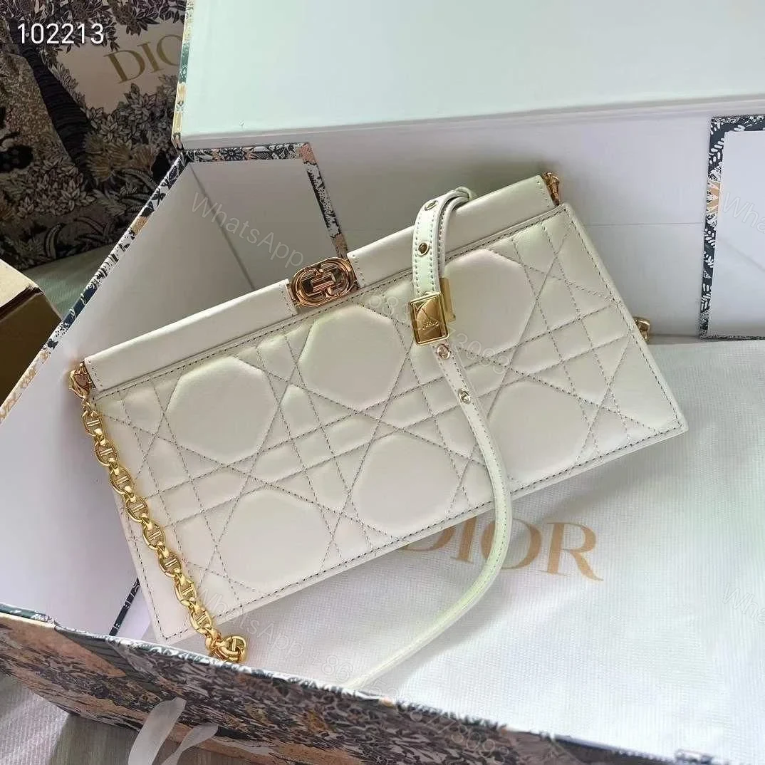 Design CARO COLLE NOIRE CLUTCH WITH CHAIN – Dubai Fashion LUX — view 1