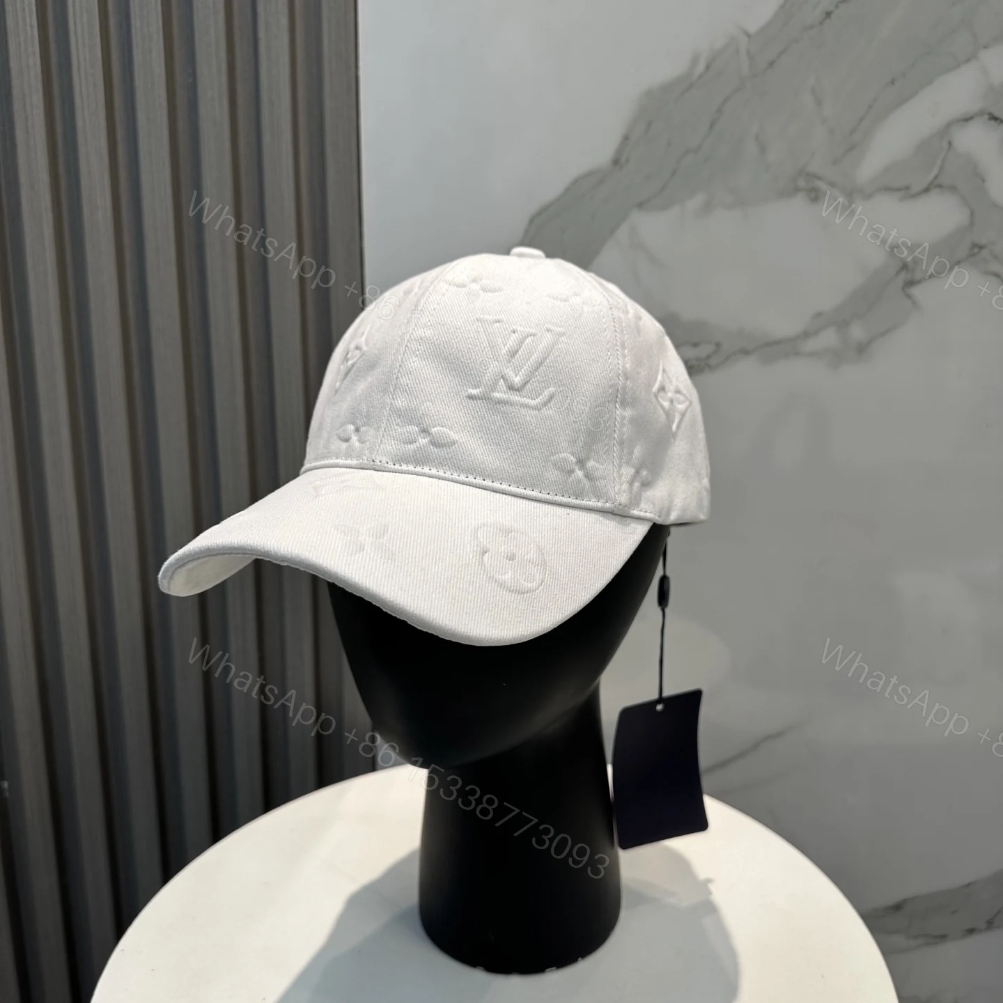 LV 高仿全白浮雕Logo棒球帽 簡約純淨設計感 — view 1