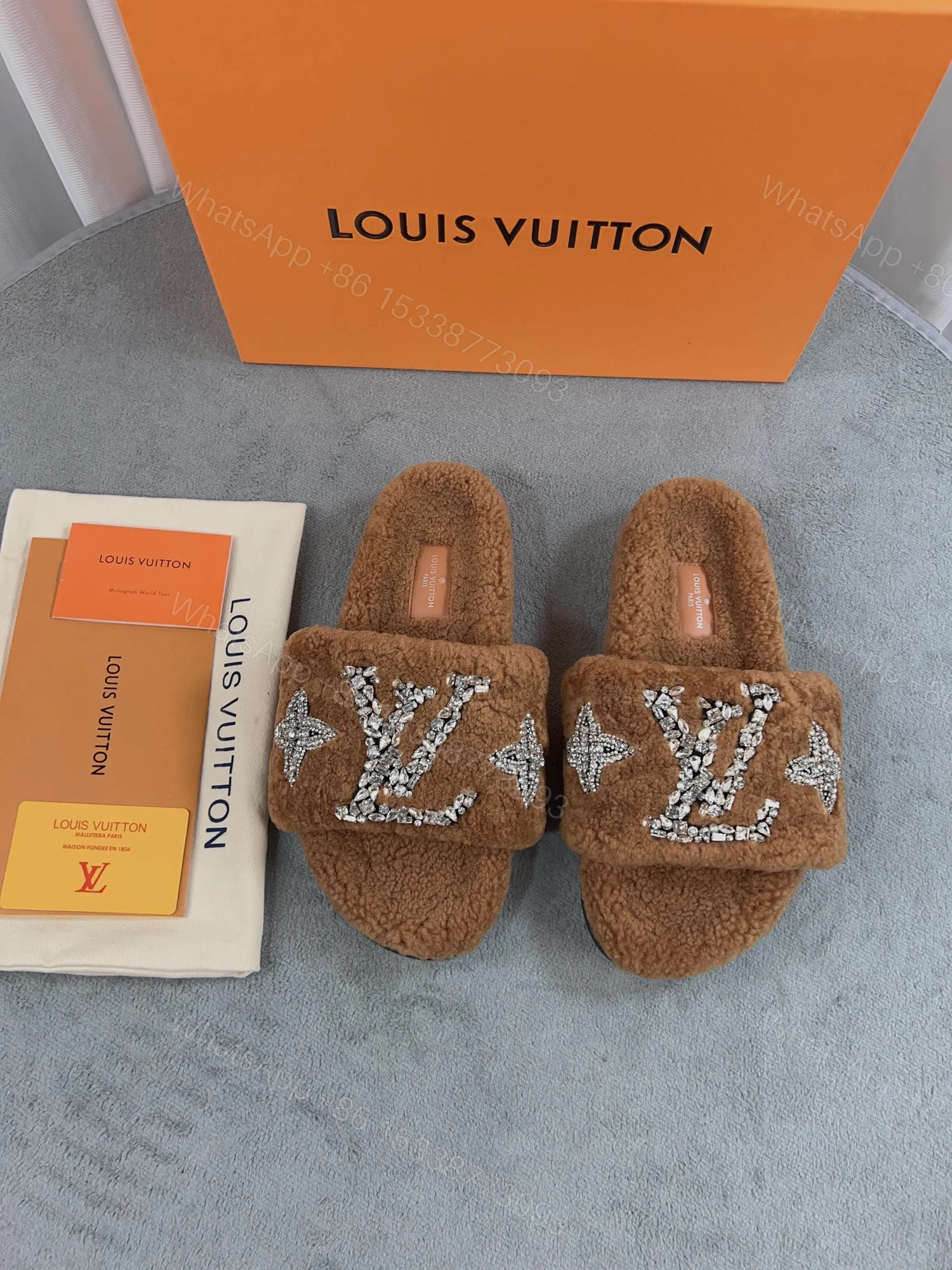 LV 高仿毛絨拖鞋 棕色水鑽刺繡款 — view 1