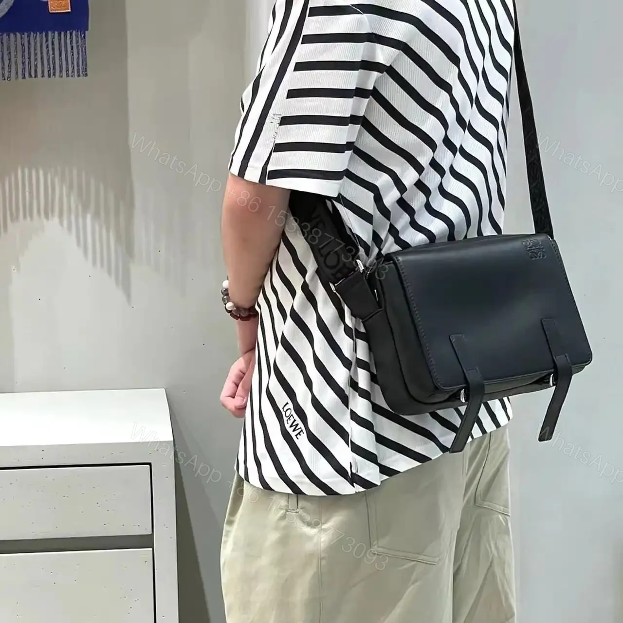 View 9 of 高仿Loewe*Military系列1100牛皮男士郵差包黑色小號免檢版