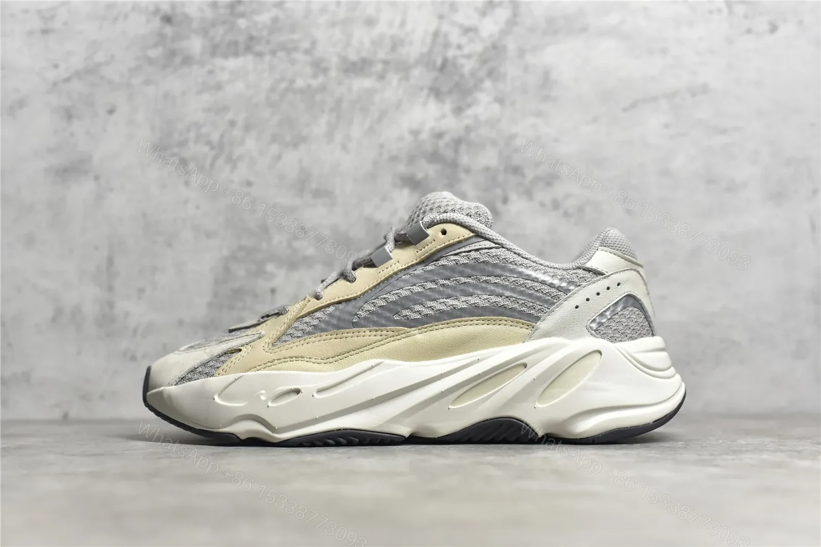 YEEZY BOOST 700 V2 CREAM Reps — view 1