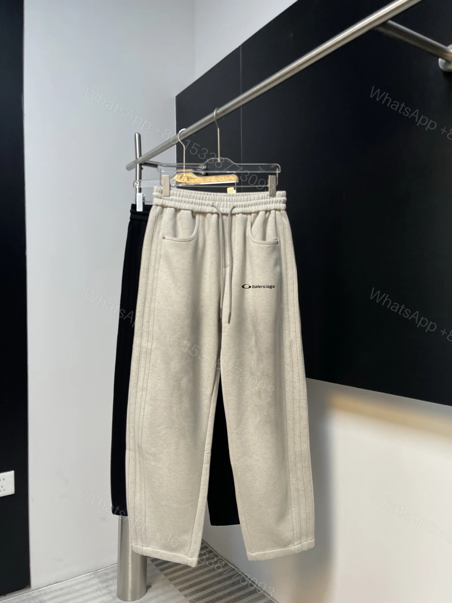 Balenciaga A貨運動長褲男款 奶白簡約小Logo 低調百搭設計 — view 1