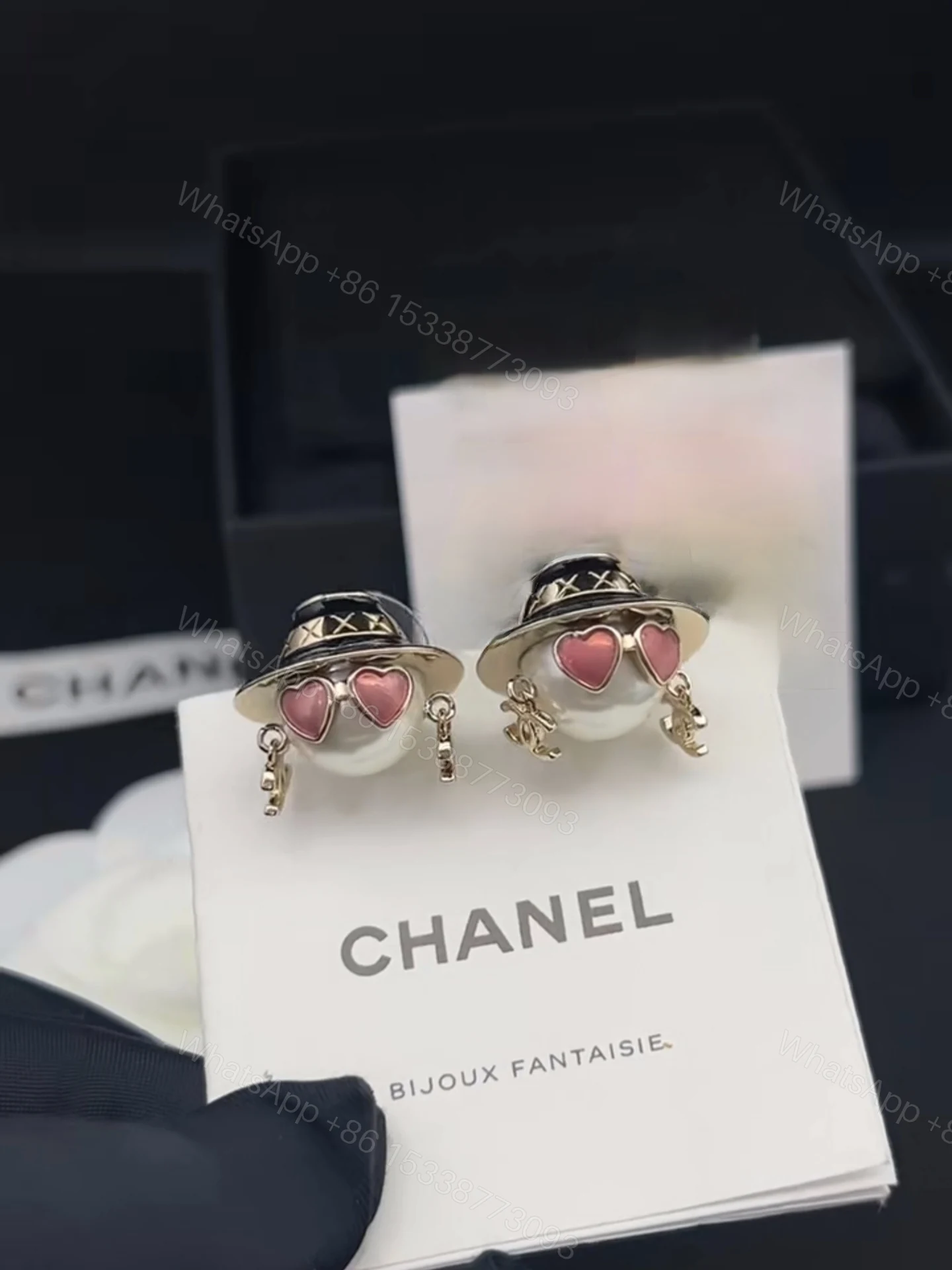 Chanel 高仿黑鑽雙C垂墜耳環 金屬雕紋復古設計款 — view 1