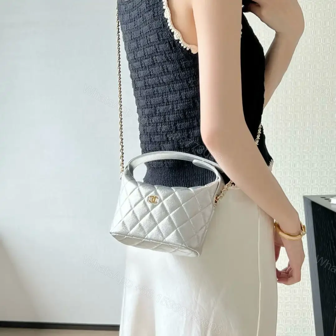 View 21 of 高仿Chanel*26P系列AP4386小牛皮Hobo手袋銀色免檢版