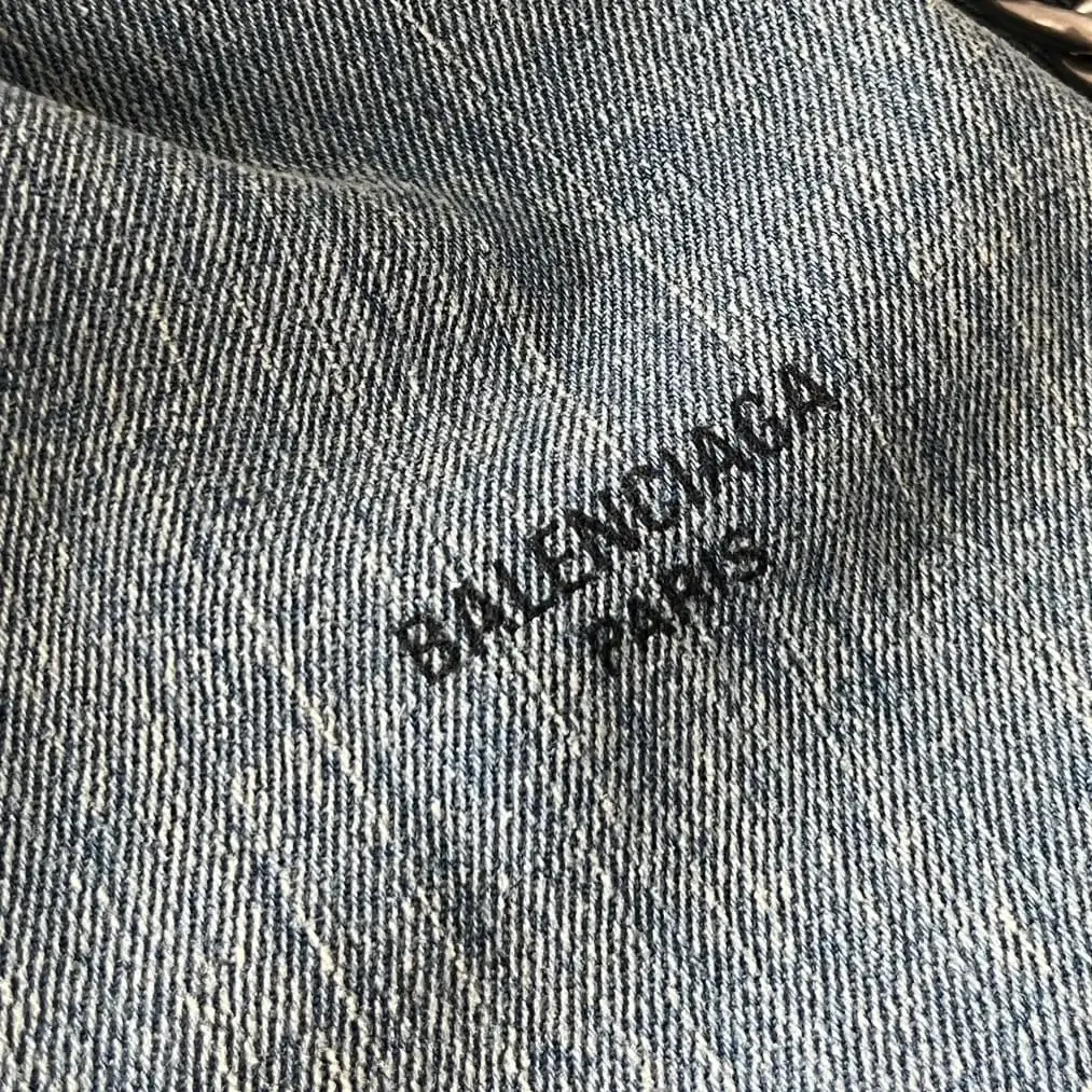 View 10 of 高仿Balenciaga2023年新款Crushtote牛仔布垃圾袋大號