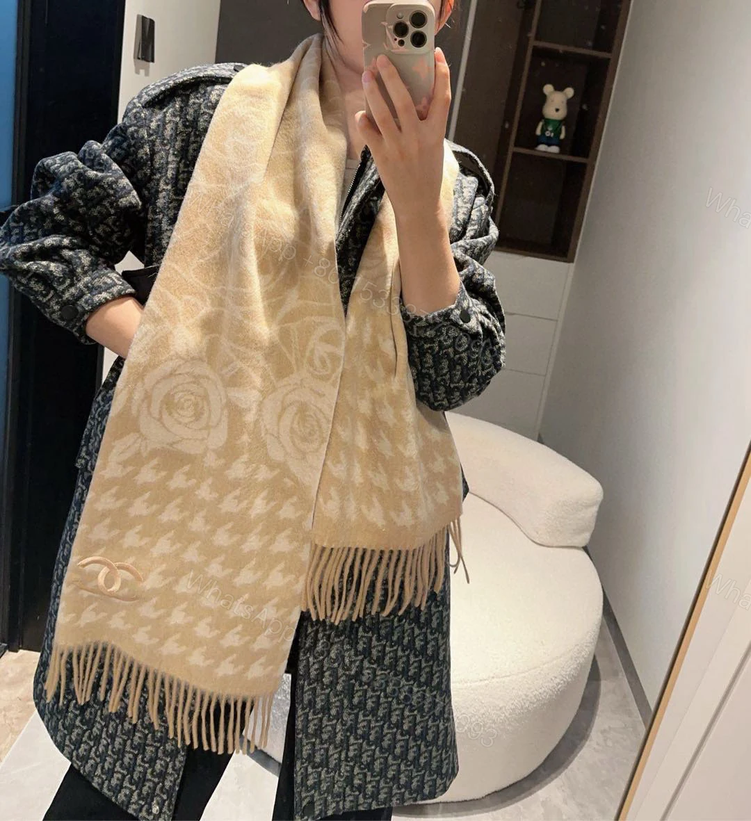 Chanel高仿圍巾米杏色玫瑰浮雕圖騰雙C刺繡冬季設計款 — view 1