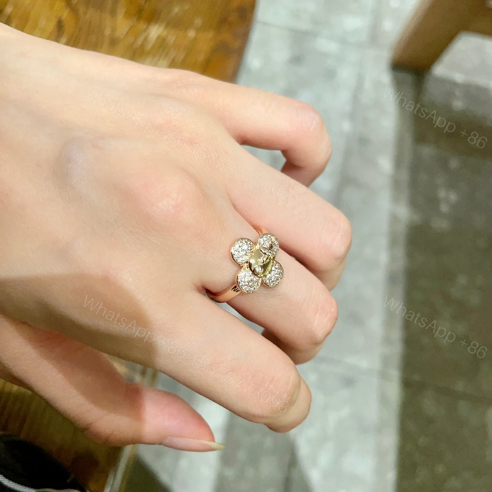 LV 高仿女士四葉花型鑽戒 奢華鋯鑽點綴 典雅百搭 — view 1