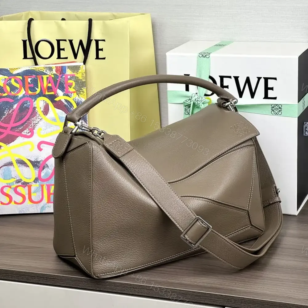 View 2 of 高仿Loewe*Puzzle系列6423小牛皮斜挎包苔原色大號免檢版